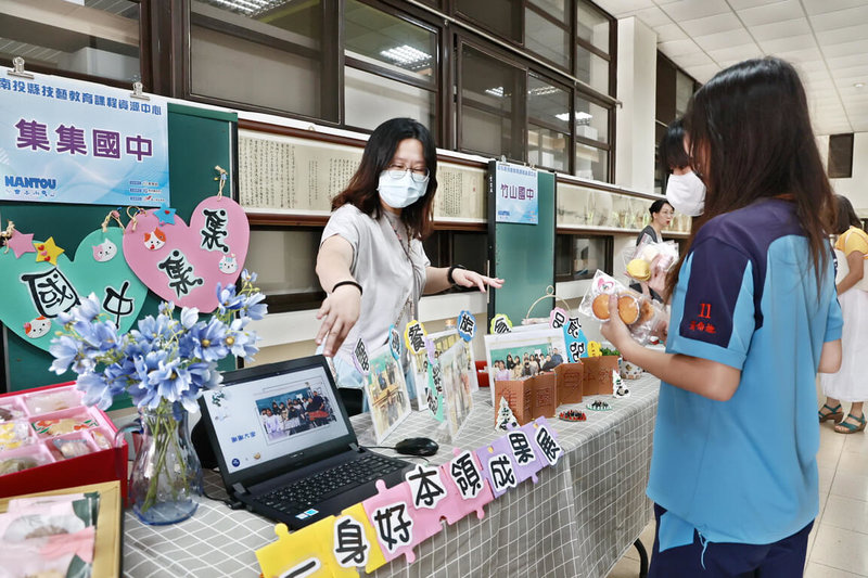 南投縣政府23日舉辦國中技藝教育競賽頒獎典禮暨成果展覽,32所國中技藝班學生布置烘焙、手繪畫作、電機、美髮、文創商品等成果,互相觀摩學習。(南投縣政府提供)中央社記者蕭博陽南投縣傳真 114年5月23日