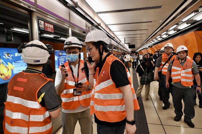 香港鐵路公司(MTR)將軍澳線22日傍晚跳電導致全線停駛,逾5小時才恢復全線通車。圖為事故發生後,北角站大批工程人員商議處理方式。(中新社提供)中央社 114年5月23日