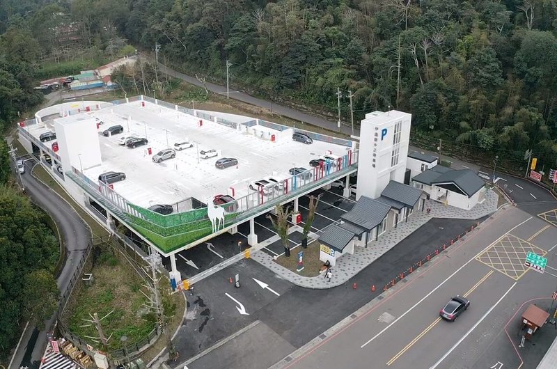 日月潭國家風景區管理處新建伊達邵立體停車場(圖),有104格車位的2樓戶外樓地板因漏水整修尚未完成,端午節連假暫不開放,僅開放畫設14格大客車位、44格小客車位的1樓停車場,預定6月中、下旬才會全面開放使用。(日月潭國家風景區管理處提供)中央社記者蕭博陽南投縣傳真 114年5月23日