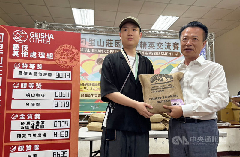 2025阿里山莊園咖啡精英交流賽23日進行頒獎,隨即進行媒合會,「藝伎其他組」特等獎15公斤裝生豆由來自台中買家馬琰龍(左)以新台幣46萬元高價得標。右為嘉義縣長翁章梁。中央社記者蔡智明攝 114年5月23日