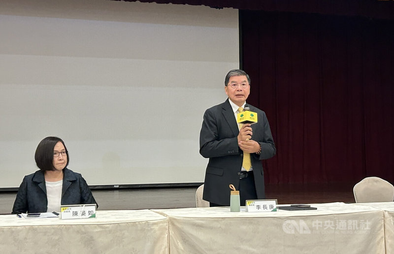 國泰金總經理李長庚(右)23日出席今年第1季法說會表示,面對5月新台幣強升,台灣廠商和投資機構都有找出因應方法,而且台灣產業大部分企業都「愈戰愈勇、體質更好」,對台灣競爭力充滿信心。中央社記者羅元駿攝 114年5月23日