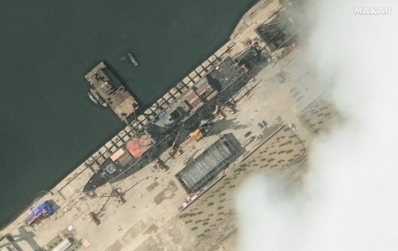 軍艦18日停靠岸邊畫面。(Maxar Technologies /Handout via 路透社)