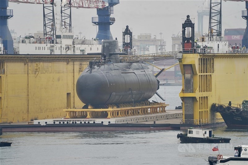 圖為首艘國造潛艦海鯤軍艦113年2月27日,從台船海昌工廠前藉中信8號浮塢移至乾塢。(中央社檔案照片)