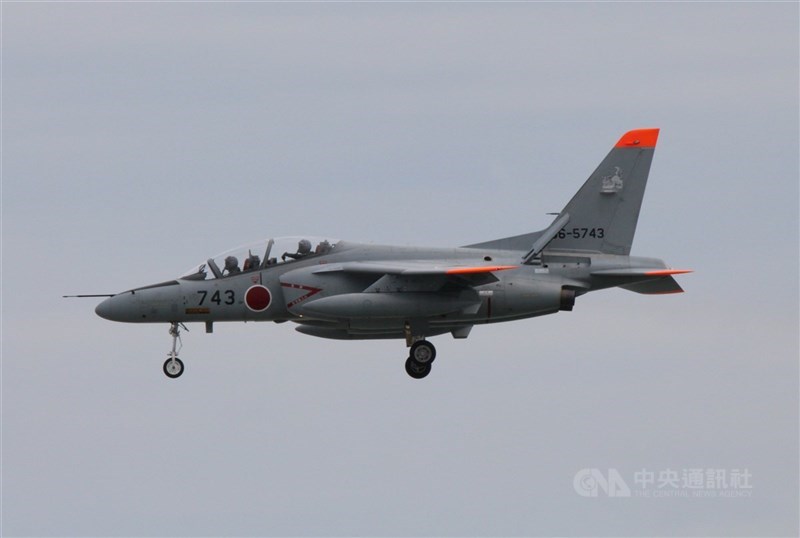 日本航空自衛隊T-4教練機同型機(中央社檔案照片)。
