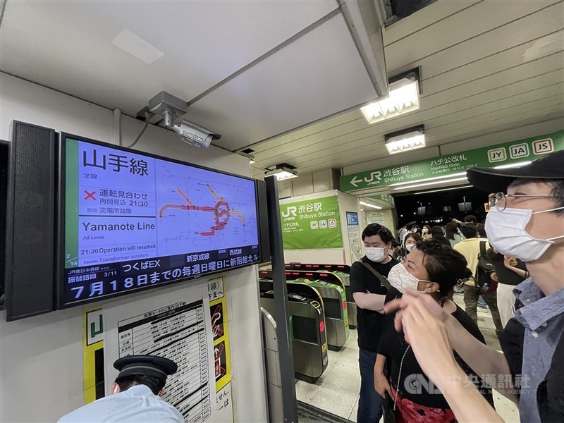 日本JR山手線是東京交通大動脈,列車行經東京多處鬧區。(中央社檔案照片)