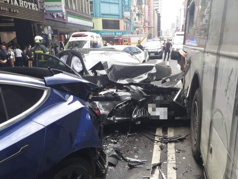 台北市重慶南路一段23日下午發生1輛自小客車與3輛自小客車及1輛公車擦撞車禍,黑色自小客車車頭嚴重受損,警消獲報到場處理,初估8人受傷,確切事發原因仍待釐清。(翻攝畫面)中央社記者劉建邦傳真 114年5月23日