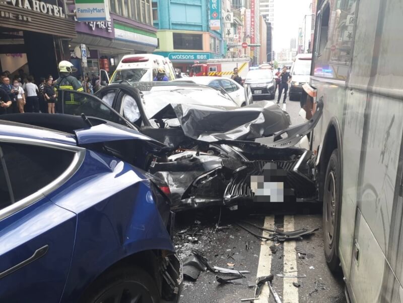 台北市重慶南路一段23日下午發生1輛自小客車與3輛自小客車及1輛公車擦撞車禍,黑色自小客車頭嚴重受損,警消獲報到場處理,初估8人受傷,確切事發原因仍待釐清。(翻攝畫面)中央社記者劉建邦傳真 114年5月23日