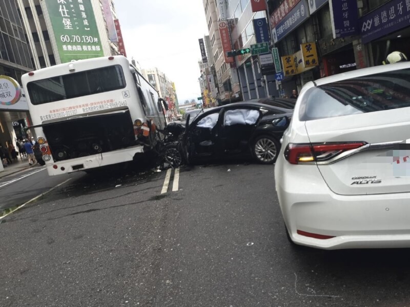 台北市重慶南路一段23日下午發生1輛自小客車疑與3輛自小客車及1輛公車擦撞事故,警消初步評估8人受傷、無人受困,詳細情形仍待了解釐清。(翻攝畫面)中央社記者劉建邦傳真 114年5月23日