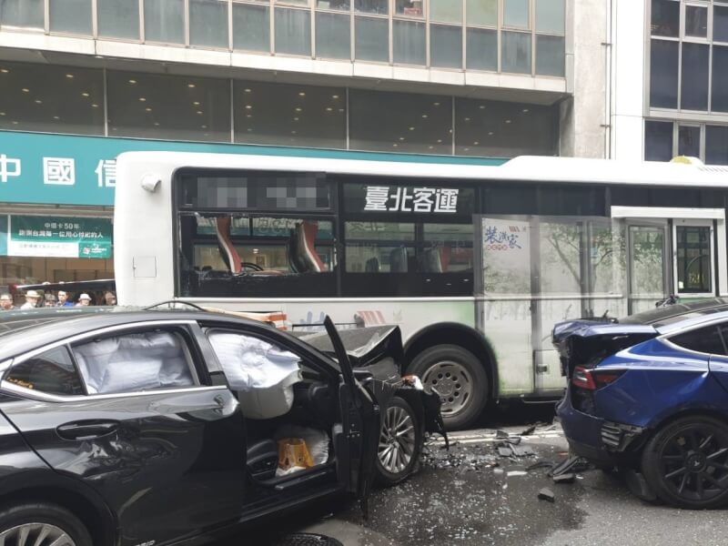 1輛自小客車23日下午在台北市重慶南路一段擦撞3輛自小客車及1輛公車,現場狼藉,警消初步評估現場無人受困、有8人受傷。(翻攝畫面)中央社記者劉建邦傳真 114年5月23日