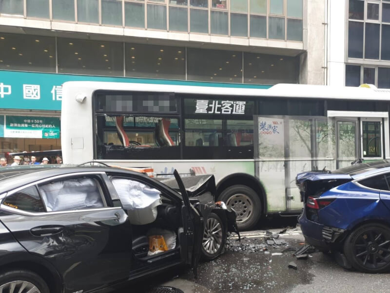 1輛自小客車23日下午在台北市重慶南路一段擦撞3輛自小客車及1輛公車,現場狼藉,警消初步評估現場無人受困、有8人受傷。(翻攝畫面)中央社記者劉建邦傳真 114年5月23日