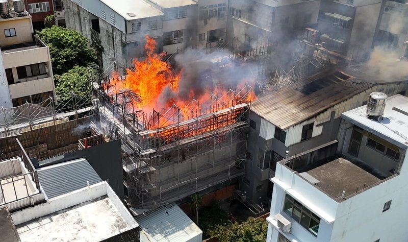 苗栗市文峰街一處建築工地23日發生火警,民眾從高處看去可見建物頂樓陷入一片火海,火舌延燒波及左右兩側民宅及補習班。(民眾提供)中央社記者管瑞平傳真 114年5月23日