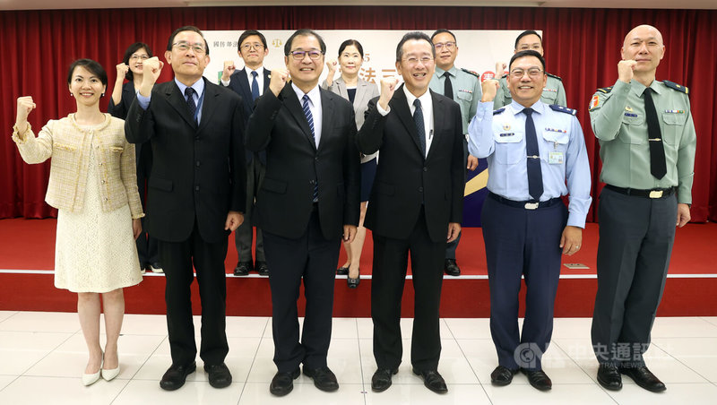 國防部長顧立雄(前右3)、法務部長鄭銘謙(前左3)、檢察總長邢泰釗(前左2)等人23日下午在台北出席「軍法三策」新書發表會,會中振臂合影。中央社記者謝佳璋攝 114年5月23日