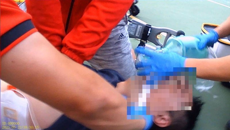 嘉義市消防局22日接獲報案,1名男子打籃球昏倒命危,立即派救護人員前往;所幸2名球友具初級救護證照,協助實施CPR(心肺復甦術),男子到院前恢復呼吸心跳。 (嘉義市消防局提供) 中央社記者姜宜菁傳真 114年5月23日