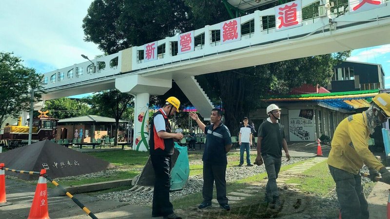 台南台糖新營廠五分車站相關工程施工原申請站前中興路一線車道停放機具,21日卻擅自封閉二線車道、開挖道路,造成周邊塞車、交通大亂,新營區公所派員勘查確認違規,工務局已依法開罰。(台南市政府提供)中央社記者張榮祥台南傳真 114年5月23日