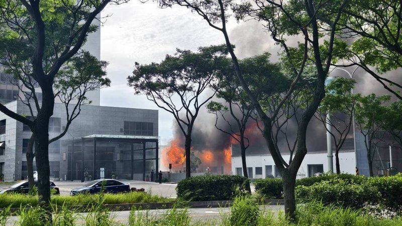 桃園市大園區大觀路一處銷售中心23日發生火警,消防局表示,無人受傷、受困,火勢已熄滅,起火原因待查。(讀者提供)中央社記者葉臻傳真 114年5月23日