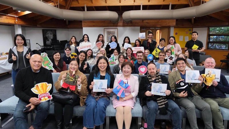 「奧克蘭留台校友會」活動有多名紐國青年出席,分享他們台灣民主和文化成就的見證;駐奧克蘭辦事處處長陳詠韶(前排中間)在現場致詞時,亦提台灣近年參與國際社會的成果。(駐奧克蘭辦事處提供) 中央社記者丘德真雪梨傳真 114年5月23日