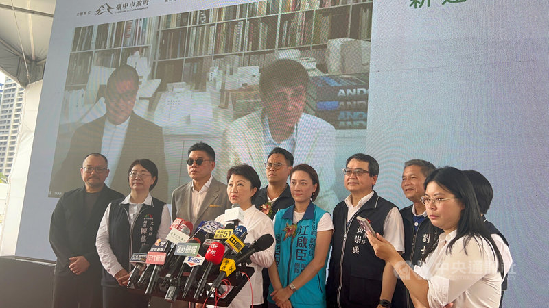 台中市長盧秀燕(左4)23日接受媒體聯訪,針對行政院決定統刪中央給各縣市的一般性補助款25%,她表示,立委對中央補助地方的一般性補助款1毛錢沒刪,中央卻刪地方25%,有移花接木之嫌,盼中央收回成命,依法保障及補助地方政府,以照顧民眾。中央社記者郝雪卿攝 114年5月23日