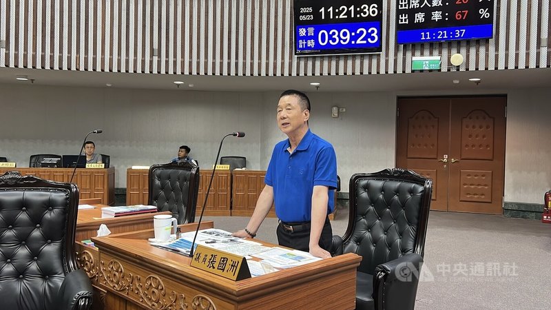 國民黨台東縣議員張國洲(前)23日在議會總質詢前首度鬆口,角逐下屆台東縣議會議長「義不容辭」,但議員要先選上,如有機會的話,將爭取國民黨提名。中央社記者盧太城台東攝 114年5月23日