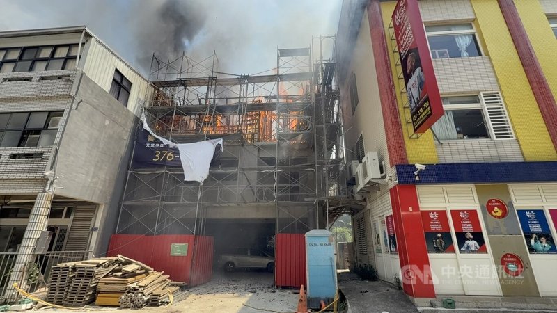 苗栗市文峰街一處建築工地23日發生火警,火舌延燒至左右兩側民宅和補習班等,人員緊急疏散,幸未釀傷亡。中央社記者管瑞平攝 114年5月23日