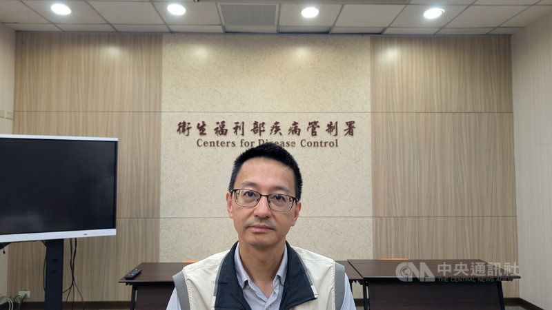 疾管署發言人羅一鈞(圖)23日表示,此波COVID-19疫情又急又猛,有倍增趨勢,預計6月中下旬達疫情高峰時就診人次上看10萬。中央社記者曾以寧攝 114年5月23日