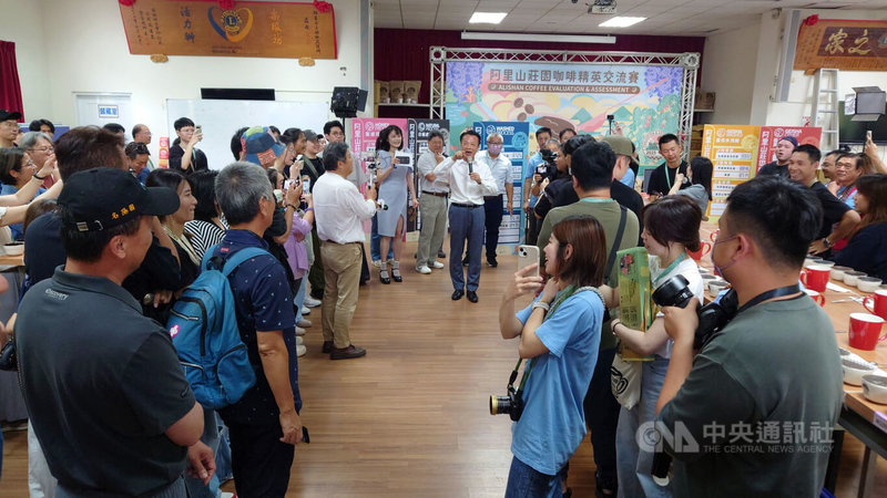 2025阿里山莊園咖啡精英交流賽23日在阿里山災變庇護所舉辦頒獎典禮與媒合會,由縣長翁章梁(後中)主持交流賽特等獎生豆競標,買家競標激烈,加價廝殺聲此起彼落。中央社記者蔡智明攝 114年5月23日