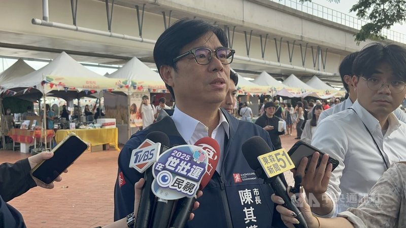 高雄市長陳其邁(中)23日出席「2025法國生活節在高雄」開幕活動,會前受訪回應興達電廠3號、4號機運轉議題,強調反對南電北送,各縣市應自行處理用電需求。中央社記者林巧璉攝 114年5月23日