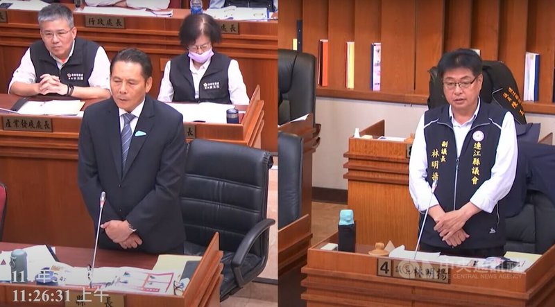 連江縣長王忠銘(前左)23日赴議會施政報告,副議長林明揚(右)於質詢時提出陸客人數大跌問題,王忠銘表示,原擬在518福馬磋商會時與福州市洽談陸客旅遊措施,但因陸委會不同意而無法成行。(翻攝畫面)中央社記者潘欣彤傳真 114年5月23日