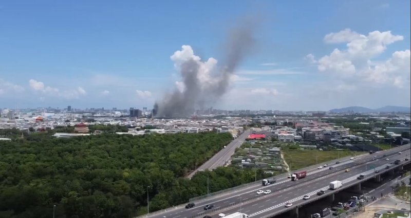高雄仁武區一間工廠23日上午發生火警,因火勢猛烈濃煙竄升,周邊民眾都能看見。消防局出動24車56人布水線搶救,目前無人受傷受困,現場仍在灌救中,詳細狀況待釐清。(讀者提供)中央社記者洪學廣傳真114年5月23日