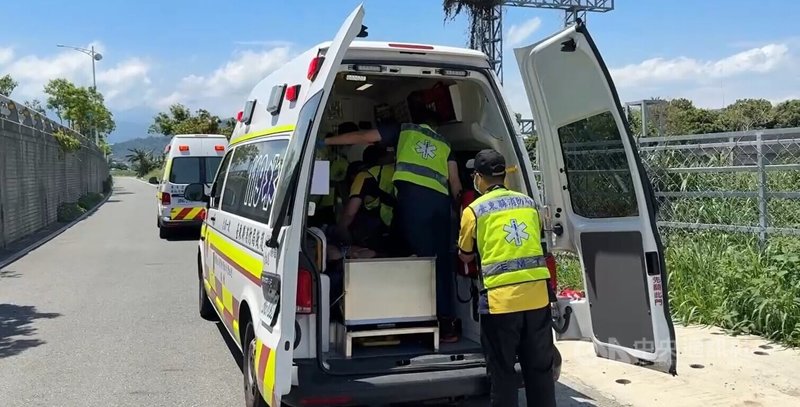 台東市區86歲李姓阿公23日被發現昏迷在田裡,救護車獲報抵達現場,李男由人員進行急救後送醫。台東馬偕醫院表示,目前懷疑是中暑,發高燒、意識不清,還在查是否有其他原因。中央社記者盧太城台東攝 114年5月23日