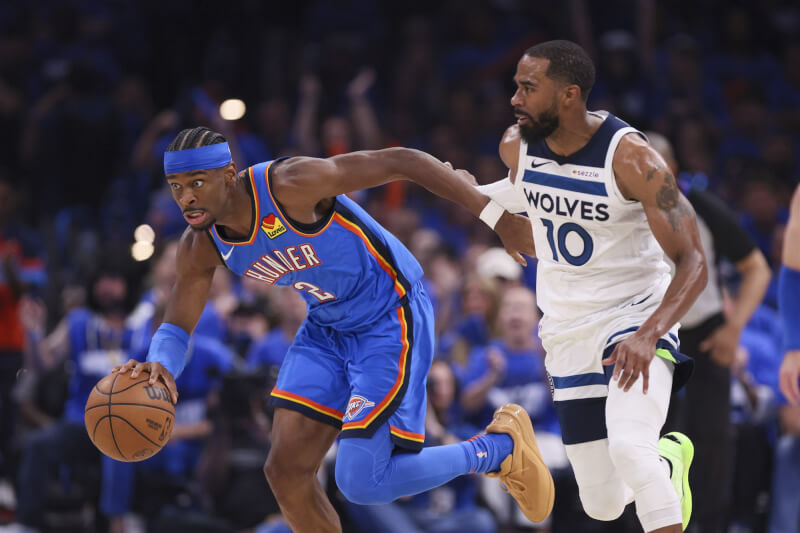 NBA新科年度MVP亞歷山大(持球者)23日率領雷霆以118比103擊敗灰狼。(美聯社)