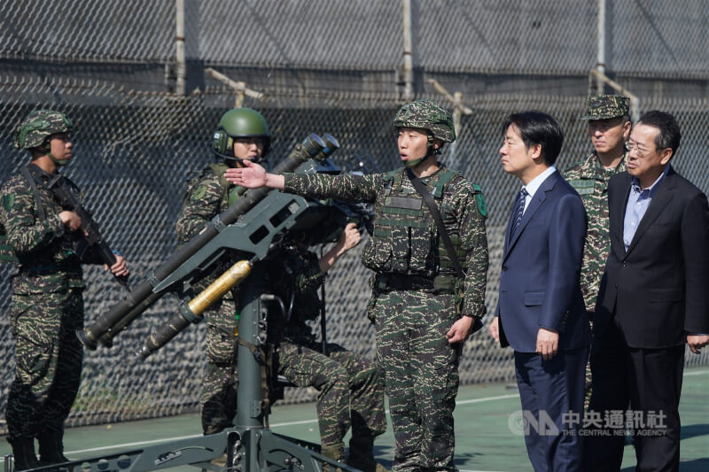 國防部長顧立雄(右)3月21日陪同總統賴清德(前右2)21日至松山機場視導駐守的海軍陸戰隊陸戰六六旅衛戍第二戰鬥隊,並檢視國軍裝備。(中央社檔案照片)