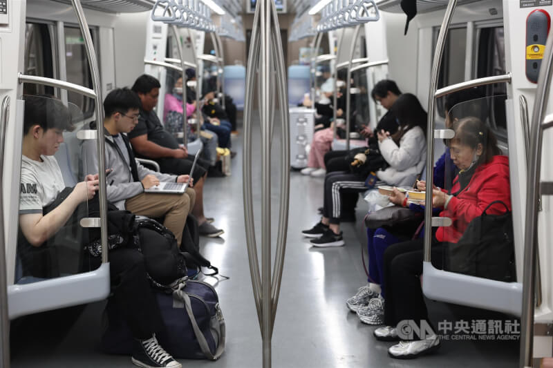 圖為台鐵區間車內乘客。(中央社檔案照片)