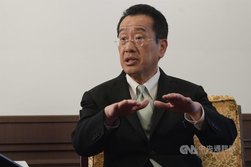 國防部長顧立雄接受中央社專訪指出,現代戰爭勝負取決智慧與意志較量,「人」是戰力核心,必須「務實」建軍,不能在形式上要求合格,而是朝「作戰準備」實施訓練。中央社記者徐肇昌攝 114年5月23日