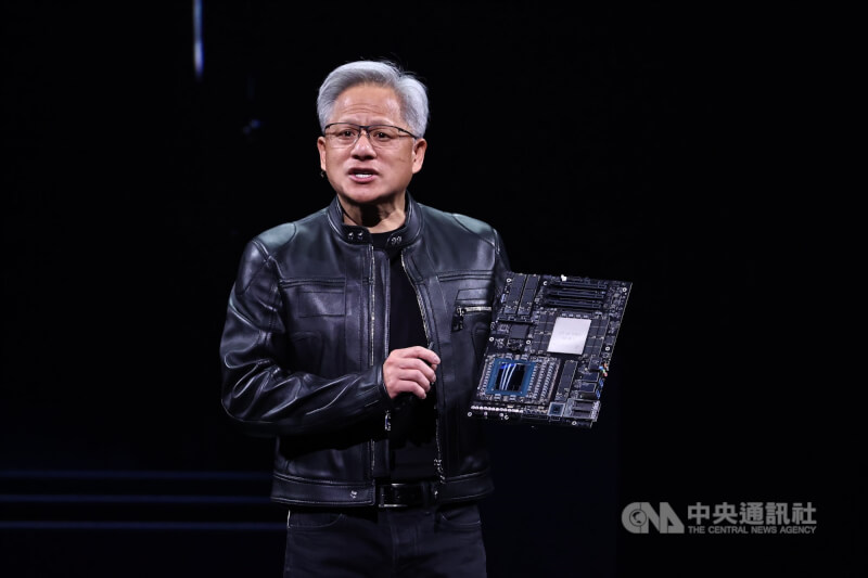 輝達執行長黃仁勳19日上午在台北國際電腦展(COMPUTEX)發表主題演講,會中宣布AI新產品並帶來完整的介紹。(中央社檔案照片)