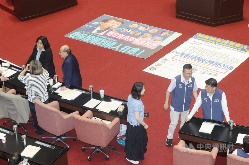 行政院統刪中央給各縣市的一般性補助款25%,民眾黨立法院黨團提案,要求立即將一般性補助款足額撥付給地方政府,23日藍白聯手表決付委審查。圖為民進黨立法院黨團在議場中央擺放大字報,指罪魁禍首就是藍白。中央社記者郭日曉攝 114年5月23日