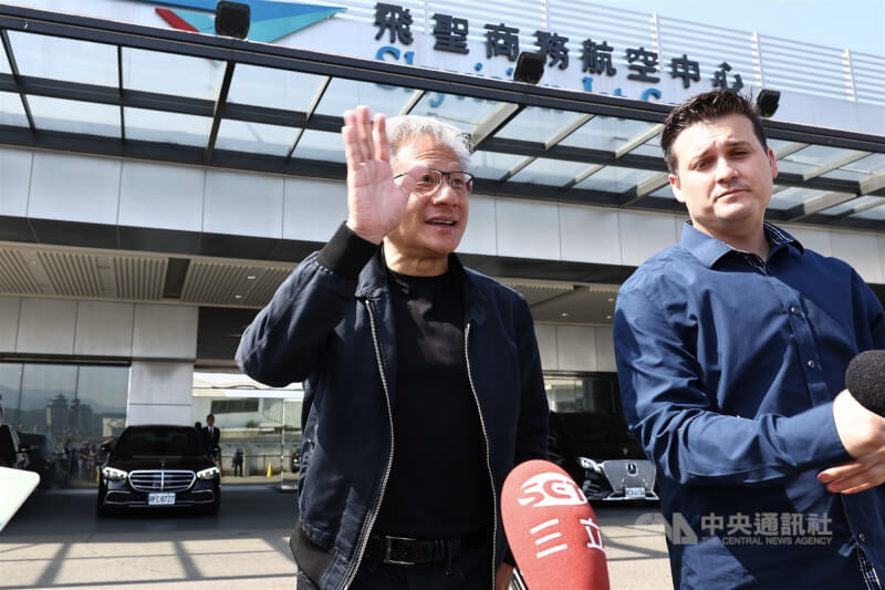 輝達(NVIDIA)執行長黃仁勳(左)23日離台前簡單受訪,揮手向媒體朋友道別。中央社記者翁睿坤攝 114年5月23日
