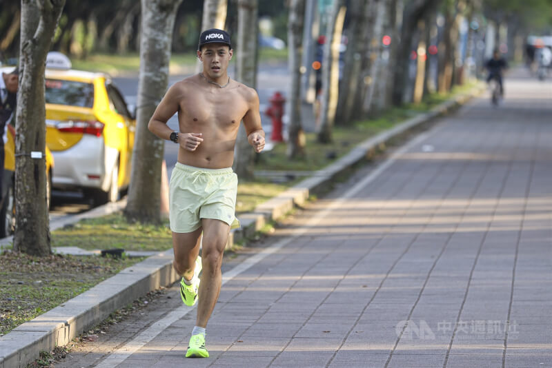 圖為民眾趁天氣晴朗,至台北市大安森林公園打赤膊慢跑。(中央社檔案照片)