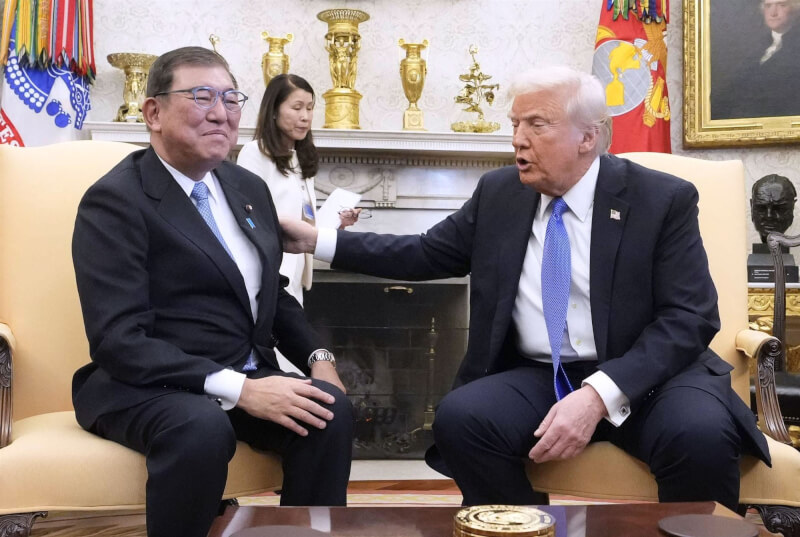 圖為日本首相石破茂(左)2月訪白宮會晤美國總統川普(右)。(共同社)