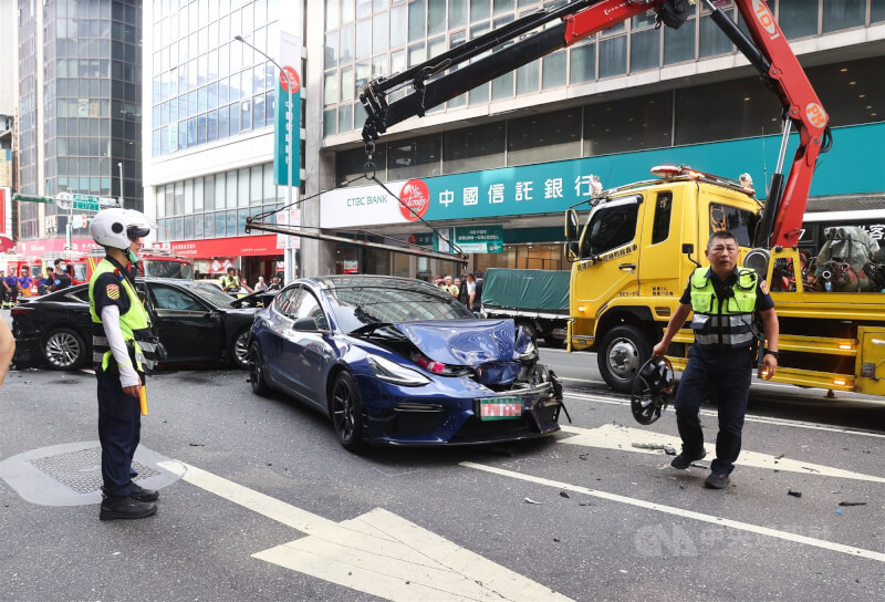 一輛自小客車23日下午在台北市重慶南路上不明原因失控暴衝,3輛汽車及1輛公車遭撞受損,警消到場並通知拖吊車將事故車先行移除,儘速恢復交通。中央社記者謝佳璋攝 114年5月23日