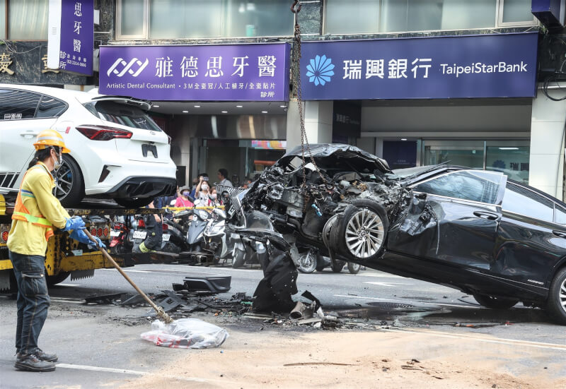 台北市重慶南路一段發生嚴重車禍,一輛黑色自小客車(右)不明原因突然失控暴衝,與3輛汽車及1輛公車發生碰撞,黑色自小客車頭近全毀。中央社記者謝佳璋攝 114年5月23日