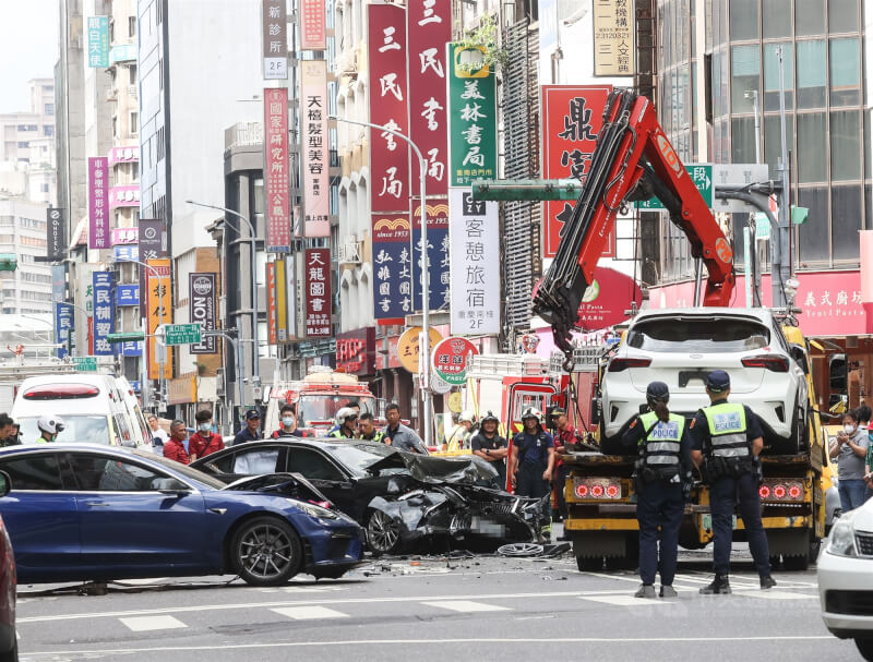 台北市重慶南路一段23日發生車輛疑不明原因失控暴衝車禍,警消獲報到場處理,現場交通一度受阻,拖吊車將事故車輛陸續拖離;下午約3時40分,現場交通已恢復。中央社記者謝佳璋攝 114年5月23日