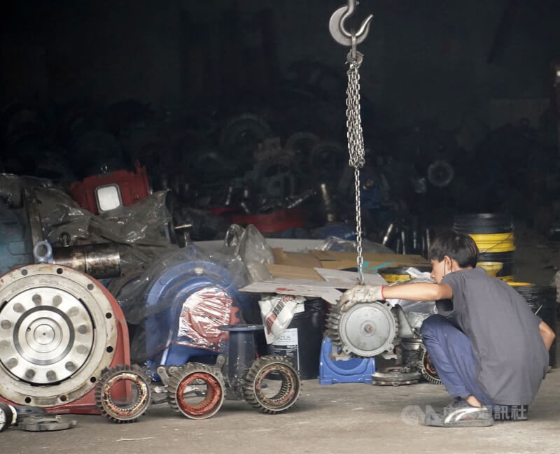 圖為高雄市鹽埕區馬達製造業者工作情形。(中央社檔案照片)