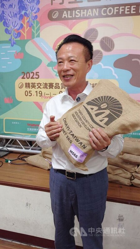 行政院刪減嘉義縣政府一般性補助款達新台幣35億元,縣長翁章梁(圖)23日指出,減少金額等於嘉義縣一年的自有稅收,嚴重影響施政,他會持續向中央表達地方的關心及憂慮,並嚴守財政紀律。中央社記者蔡智明攝 114年5月23日