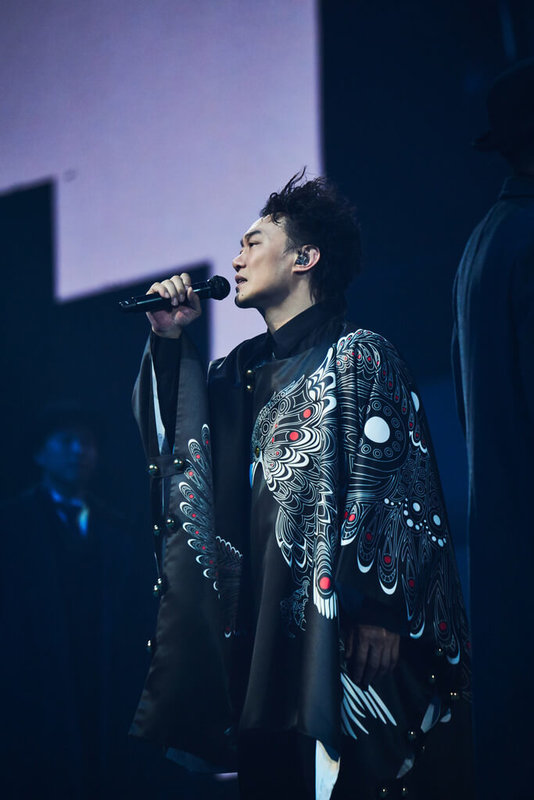 歌王陳奕迅(圖)23日在高雄巨蛋舉辦首場「FEAR and DREAMS」演唱會,演唱「心的距離」、「好久不見」、「兄妹」等經典歌曲,1.2萬名歌迷同樂。(My Kan提供)中央社記者王心妤傳真 114年5月23日