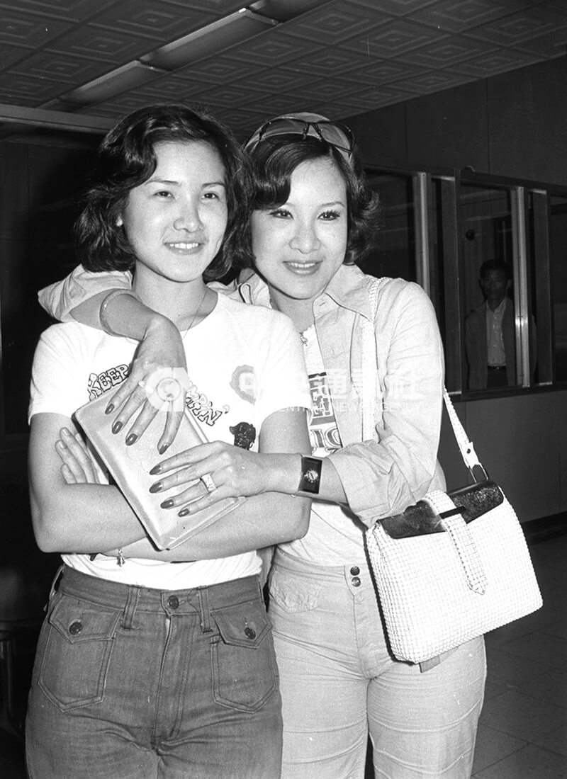 前往香港演唱一個月的歌星楊小萍(右)和妹妹楊雅卉,自香港返抵台北。中央社記者劉偉勳攝 64年5月26日