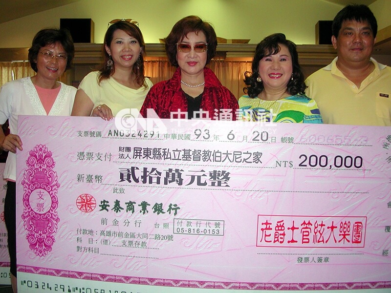 資深藝人楊小萍(中)、于櫻櫻(右二)等人舉行「爵士之夜懷念經典歌曲慈善演唱會」,為屏東伯大尼育幼院等育幼院募款,圖為為演唱會熱身的記者會。中央社記者程啟峰攝 93年6月1日