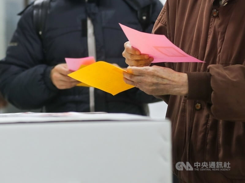 圖為2021年民眾投下公投選票。(中央社檔案照片)