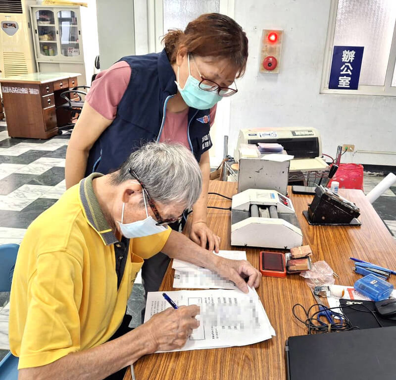 高雄市交通局攜手高市監理所推動「高齡者駕照繳回抽獎活動」,即日起至7月底,年滿75歲以上駕駛只要繳回駕照,可獲100元商品卡和參加抽獎。(高雄市交通局提供)中央社記者林巧璉傳真 114年5月23日