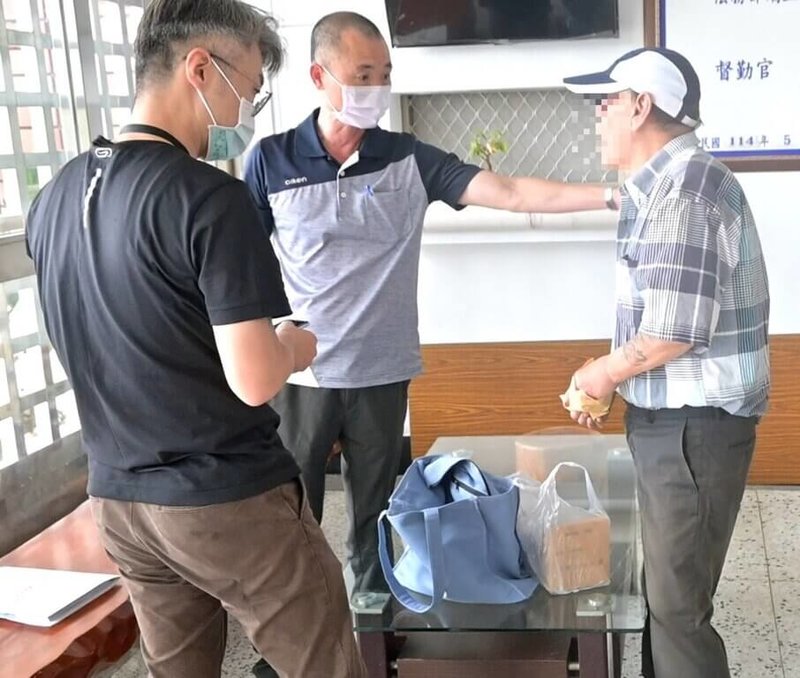 法務部矯正署東成監獄指出,77歲王姓男子(右1)服滿9年6個月刑期,在獄中勞務存了新台幣7萬餘元,日前出獄,但無人扶養也無家可歸,監獄啟動出監轉銜機制,結合台灣更生保護會及新北市政府資源,替他找到安身之處。(東成監獄提供)中央社記者盧太城台東傳真 114年5月23日