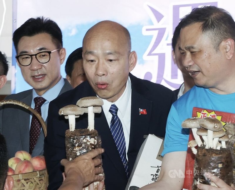 立法院長韓國瑜(中)23日在副院長江啟臣(左)陪同下,在立法院出席台中市新社區優質香菇評鑑活動暨裝飾藝術花卉跨區行銷記者會,他說,政府的眼光不能只看著台積電、半導體,農民、漁民、勞工、自由業更需要政府關心。中央社記者郭日曉攝 114年5月23日